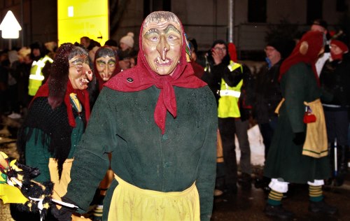 Schleglerhexen-er-ffnen-die-n-rrische-Saison-mit-traditionsreicher-Zeremonie