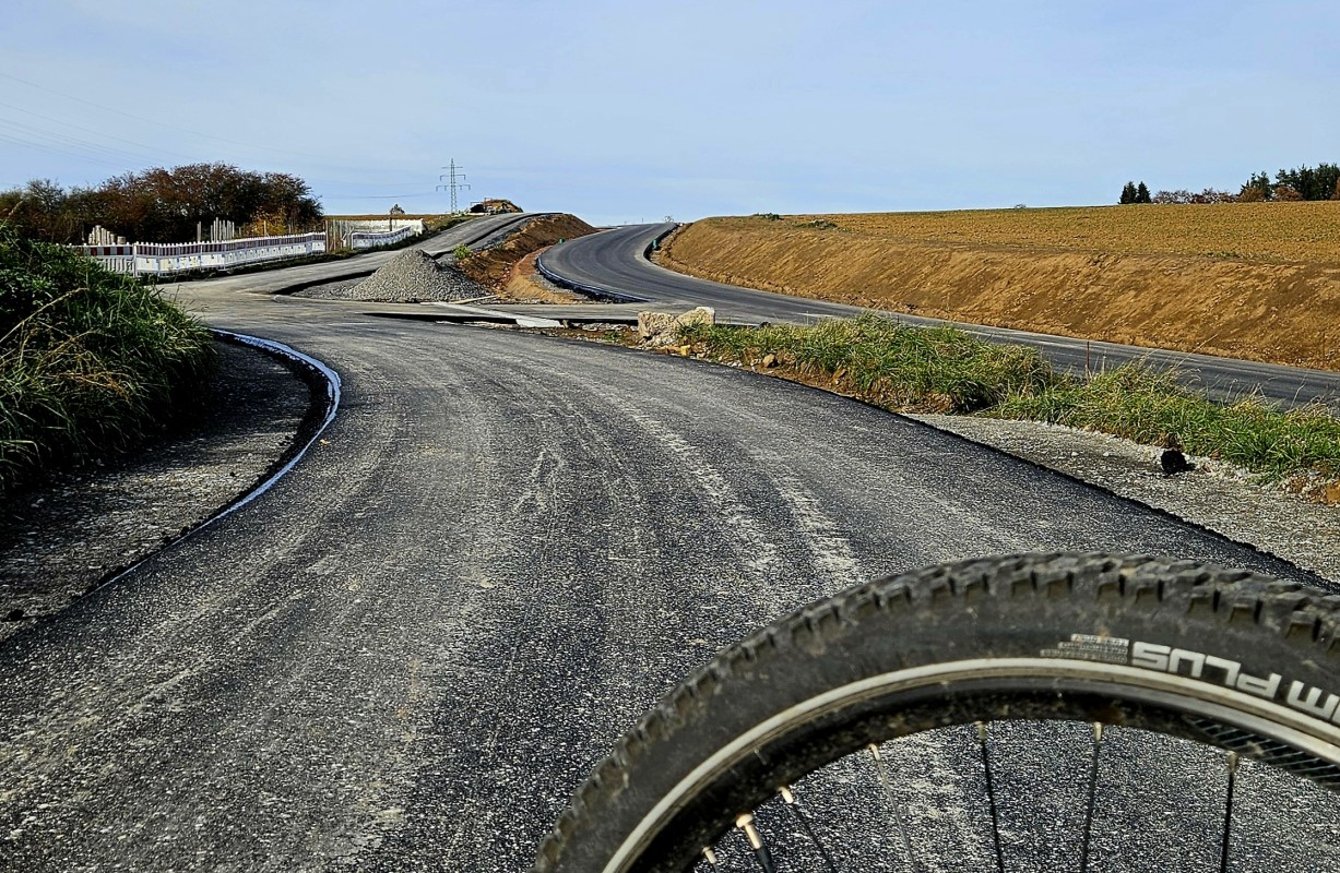 Breitere-Fahrbahn-und-neuer-Radweg