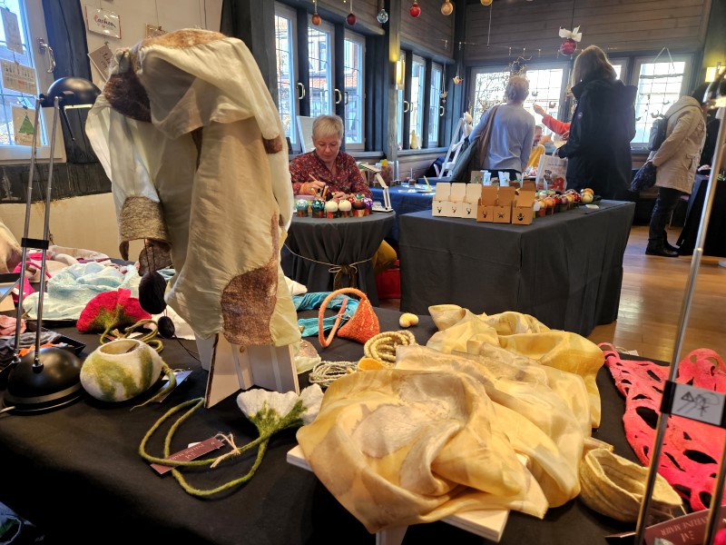 Tiefenbronner-Hobbyk-nstler-laden-zur-gro-en-Ausstellung-in-die-Rose-