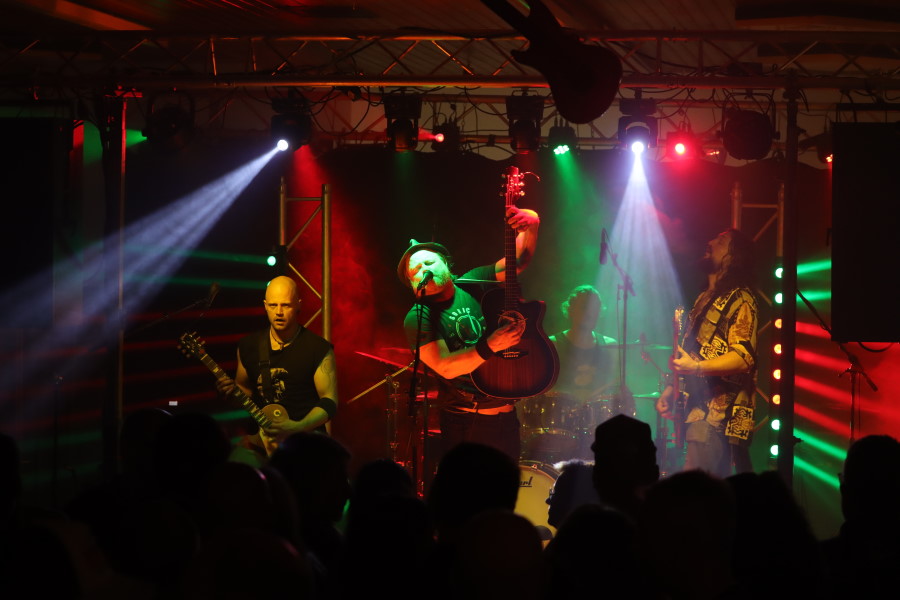 Endlich-wieder-Rock-im-Hasenh-usle
