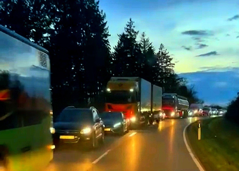 -lspur-legt-Verkehr-auf-der-Autobahn-8-lahm