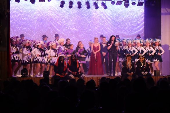 Prunksitzung-beim-Faschingsverein-Hau-Hu