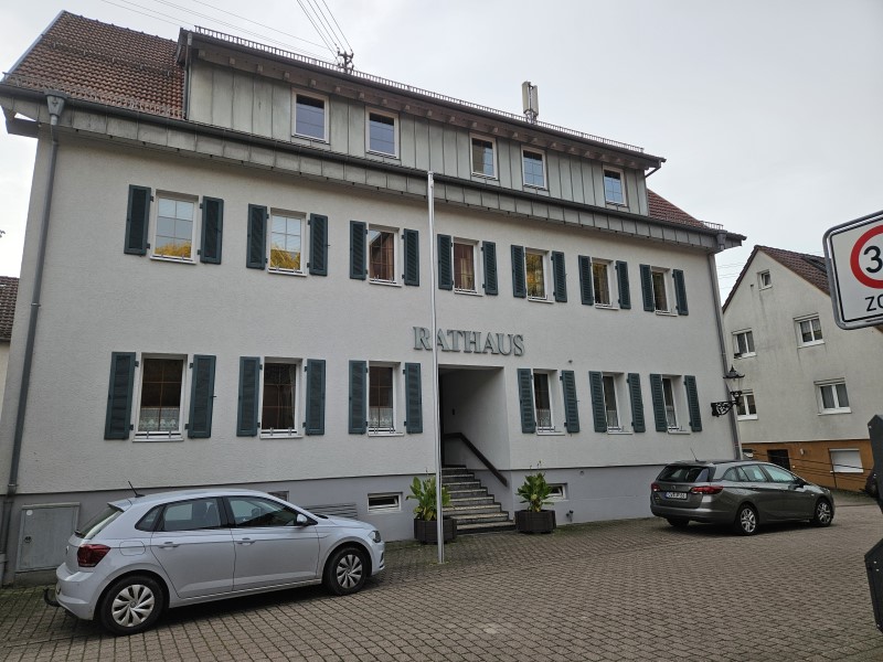 Feuerwehrger-tehaus-und-B-rgerauto-im-Fokus