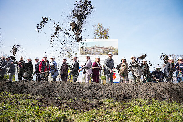 Spatenstich-f-r-das-neue-Panoramabad-auf-dem-Wartberg
