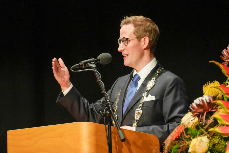 Leonberg-setzt-mit-feierlicher-Zeremonie-neuen-Oberb-rgermeister-ein