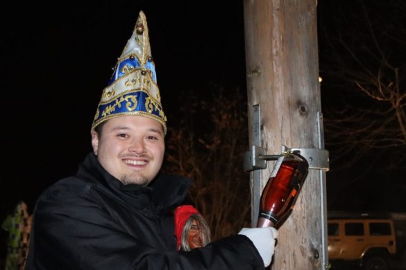 Narrenbaumtaufe-bei-den-Tiefenbronner-Schmellenhopfern