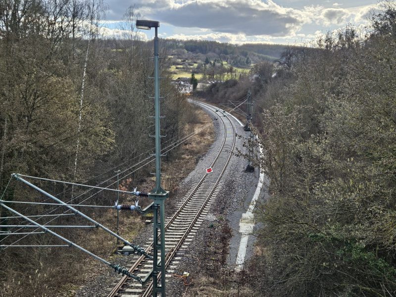 Vorsicht-an-den-Gleisen