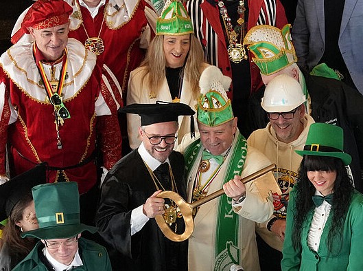 Wenn-der-Rathausschl-ssel-klimpert-Pforzheims-Narren-bernehmen-das-Kommando