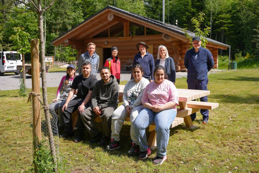 Handwerkliche-Zusammenarbeit-f-r-das-Waldklassenzimmer